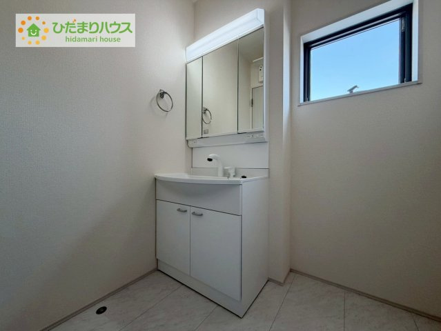 いわき市自由ヶ丘３期　新築戸建　1号棟の独立洗面台|ゆったりとした脱衣所は、朝の支度の時間が重なっても、ストレスなく準備ができます!(^^)!