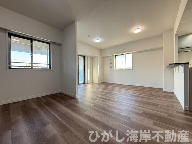 ヴェレーナ茅ヶ崎海岸のダイニング|新規リフォーム完了！　21.1帖　床暖房付LDK