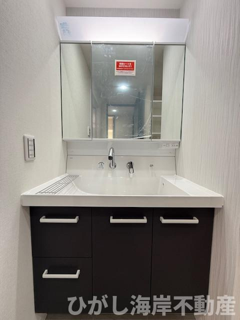 ヴェレーナ茅ヶ崎海岸の独立洗面台|新規リフォーム完了！　三面鏡化粧台