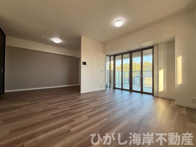 ヴェレーナ茅ヶ崎海岸の居間・リビング|新規リフォーム完了！　21.1帖　床暖房付LDK