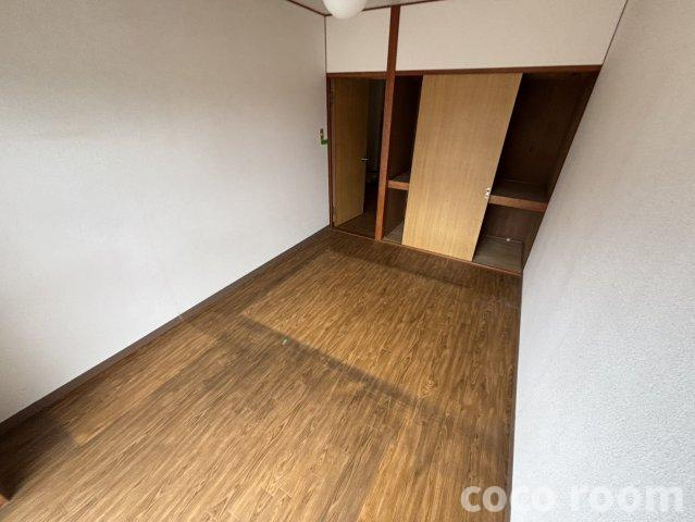 青葉ハイツの洋室