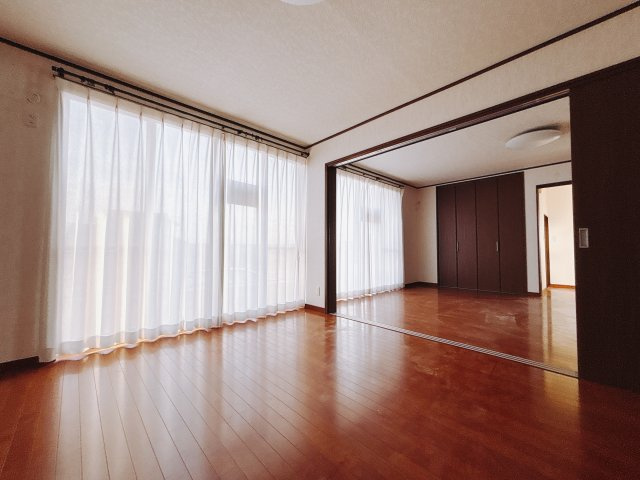 【中古戸建】前橋市上増田町の洋室|■1階洋室｜ナチュラルカラーの床です。模様替えなどとても楽しく工夫できます♪陽当たり、風通しもとても良いので毎日快適な生活スタートです！子供部屋にも良いですね♪