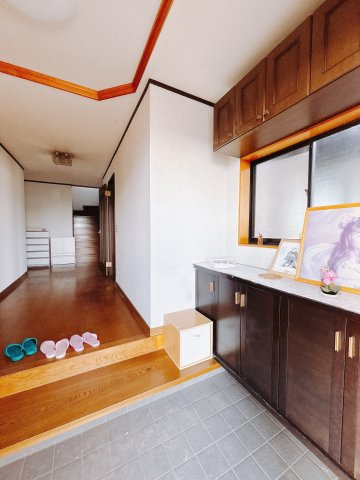 【中古戸建】前橋市上増田町の玄関|■玄関｜毎日の「いってらっしゃい」や「お帰りなさい」を大切なご家族と過ごす玄関は〈使いやすさ〉を追求しております。玄関横の物入は急な来客時でもさっとお片付けできるスペースを確保しています。