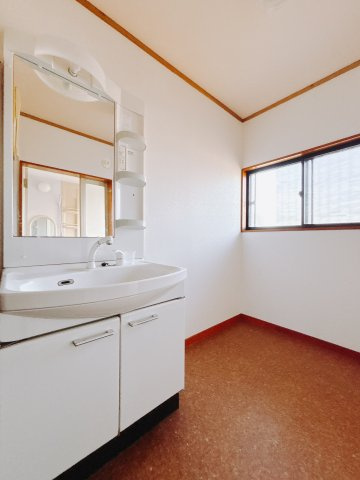 【中古戸建】前橋市上増田町の独立洗面台|■洗面室｜洗濯機を置いてもゆとりある広さの洗面脱衣室です♪三面鏡の洗面化粧台なので身支度もしやすくおしゃれが好きな方にも嬉しい設計です♪窓があるので換気の際も楽ちんです♪