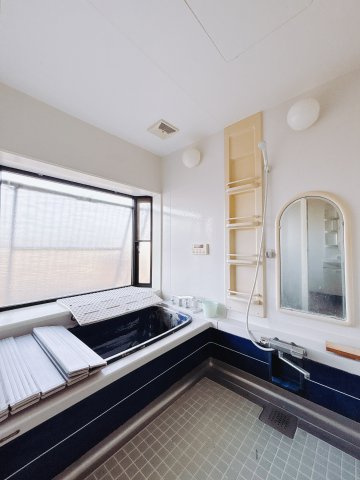 【中古戸建】前橋市上増田町の浴室|■浴室｜デザイン性に優れた浴室♪1日の疲れを癒す、ゆったりとしたバスタイムをぜひお過ごしください(*＾＾*)大きな窓付きで嬉しい♪