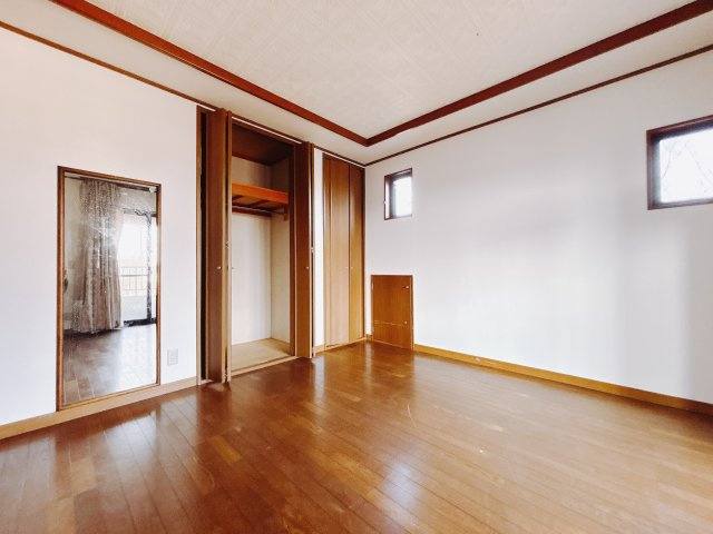 【中古戸建】前橋市上増田町の洋室|■2階洋室｜2階各居室には収納をご用意しています♪常にお部屋を綺麗に保てます！小さなお子様も自然とお片付けができるようになるのでうれしいですよね！
