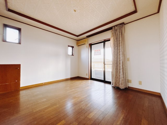 【中古戸建】前橋市上増田町の洋室|■2階洋室｜お子様の一人部屋にピッタリな洋室。木のぬくもりを感じるフローリングは、天然木の味わいが時とともに深みを増していきます。また、傷にも強く、フリーワックスでお手入れもラクラクです♪