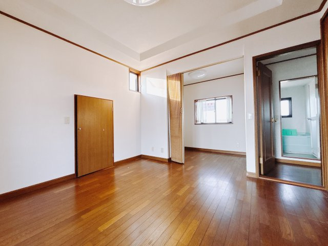 【中古戸建】前橋市上増田町の洋室|■2階洋室｜お子様と家族みんなで寝るのも夢じゃありません♪窓からは光が差し込むので日中でも明るいお部屋です。