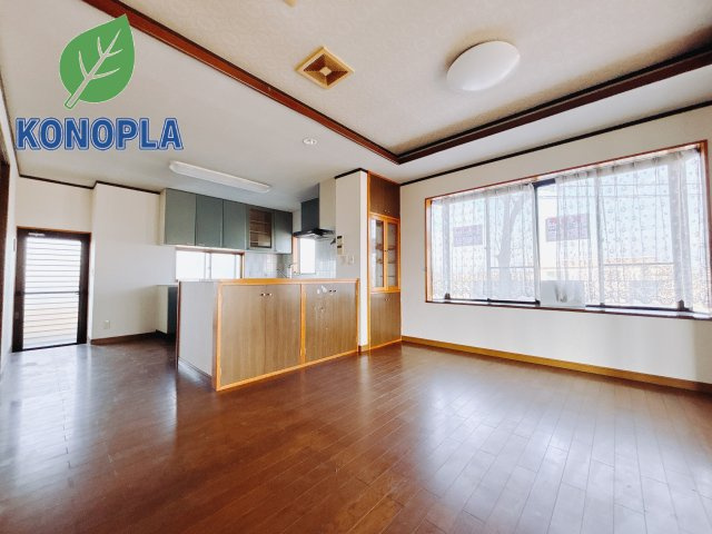 【中古戸建】前橋市上増田町の居間・リビング|■リビング｜陽当たり良好のリビングダイニング♪賃貸では叶わなかった、お友達とのホームパーティや大音量で映画やテレビを楽しむことができます(*^^*)