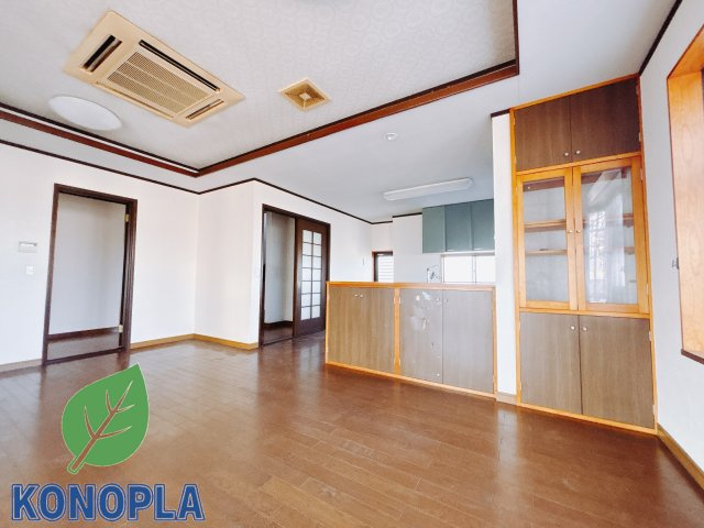 【中古戸建】前橋市上増田町の居間・リビング|■リビング｜落ち着きのある表情を見せるリビングダイニング。太陽の光がたっぷり差し込むリビングは、自然とご家族が集まる居心地の良い空間です。