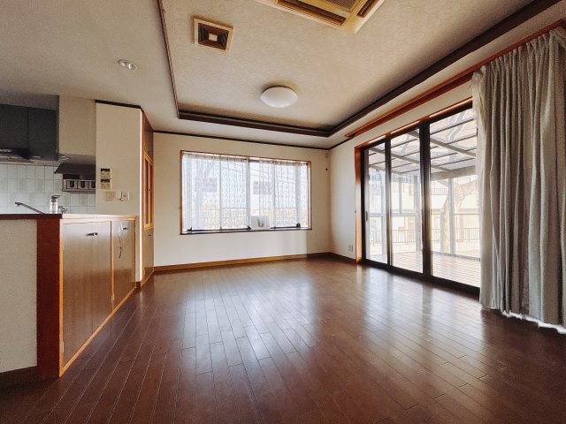 【中古戸建】前橋市上増田町の居間・リビング|■リビング｜落ち着きのある表情を見せるリビングダイニング。太陽の光がたっぷり差し込むリビングは、自然とご家族が集まる居心地の良い空間です。