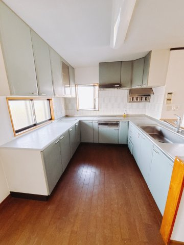 【中古戸建】前橋市上増田町のキッチン|■キッチン｜大きなお鍋や調理用具のも出し入れラクラクな収納がたっぷり！毎日使う場所だからこそ、無理のない姿勢で作業できるのは嬉しいポイントですね(*＾＾*)♪