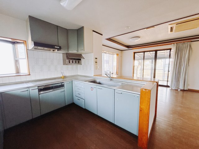 【中古戸建】前橋市上増田町のキッチン|■キッチン｜ワークトップの幅が広く、お子様といっしょにお料理をつくったり、ちょっとしたパーティーも楽しめます。フラットなのでお掃除がしやすいのもポイントです♪