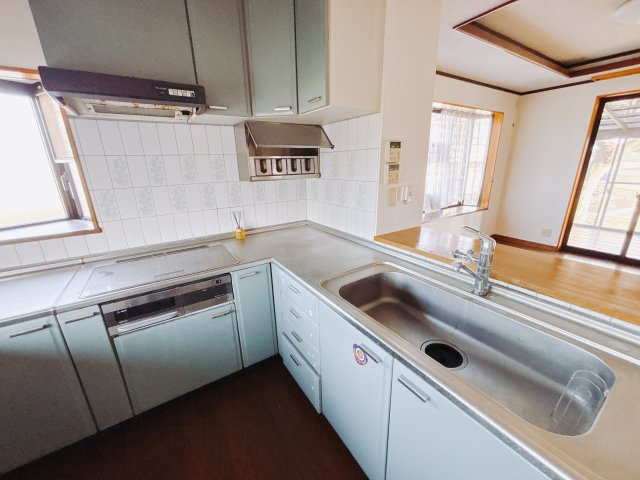 【中古戸建】前橋市上増田町のキッチン|■キッチン｜お料理をしながら会話も弾むカウンターキッチン。出来上がったお料理をカウンター越しからお子様に運んでもらったりと、お手伝いも楽しくしてもらえることができます♪