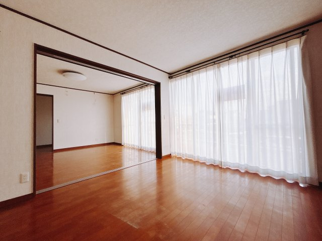 【中古戸建】前橋市上増田町の洋室|■1階洋室｜大きな窓ついていますので、日当たりの良好です♪