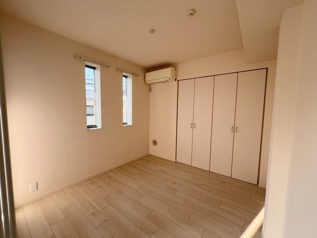 Ｅｖａｎ表参道の寝室|★明るいフローリングの角部屋です★