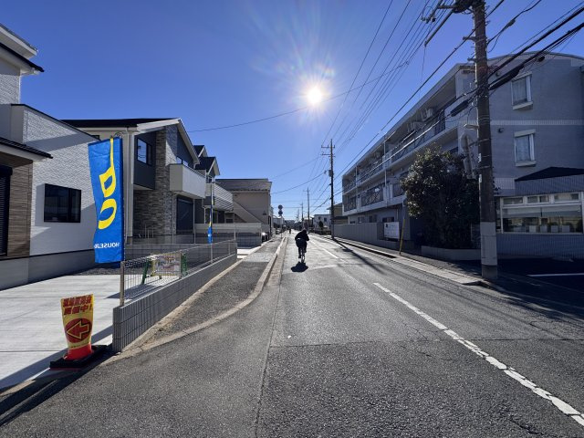 松戸市新松戸南１丁目新築戸建【馬橋北小学校：7分】の前面道路含む現地写真|西側前面道路・幅員約8.9ｍ