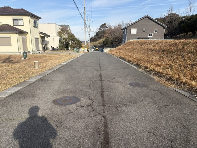 貝塚市東山　売土地の前面道路含む現地写真