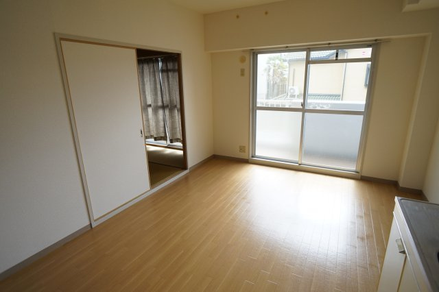 ジュネス東生駒の居間・リビング