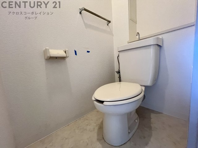 シンプルで掃除のしやすいトイレです♪