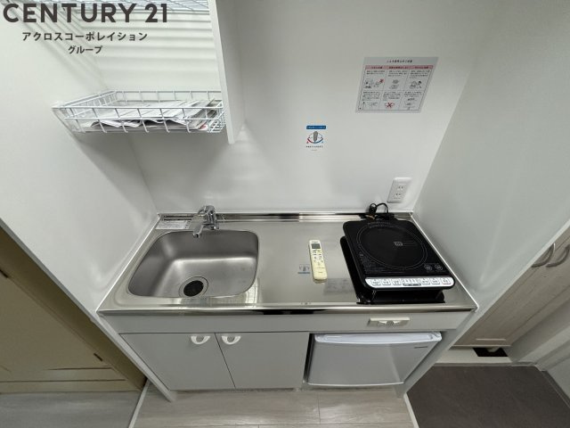 1口IHコンロ付きのシンプルなキッチン