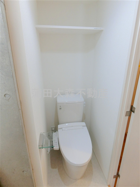 V-music蒲田のトイレ|棚と温水洗浄便座付きのトイレ