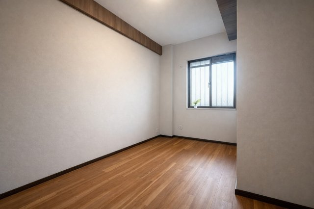 ライオンズマンション千里丘ガーデンシティの洋室|【洋室3.8帖】家族一人ひとりの大切なプライベート空間。趣味に合わせて使って頂けるようシンプルに仕上げてあります。暮らし心地を大きく左右する収納を、適材適所に配置し使い勝手を考慮しました。