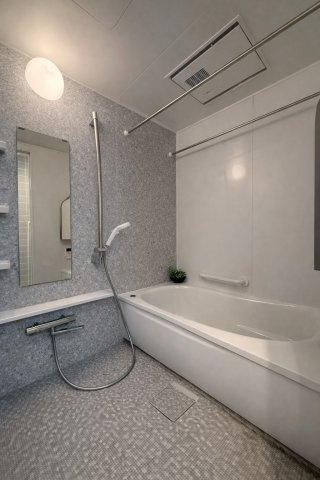 ライオンズマンション千里丘ガーデンシティの浴室|浴室暖房換気乾燥機付きで、冬でも快適に入浴可能。雨の日や梅雨時期も洗濯物を乾かせるので、家事もラクにこなせる便利な浴室です。