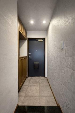 ライオンズマンション千里丘ガーデンシティの玄関|住まう人も来客も入った時にワクワクさせてくれるオシャレな玄関♪気持ちの良い朝は、毎日ここからスタートしていきます♪