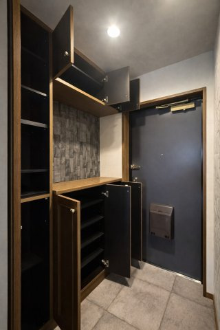 ライオンズマンション千里丘ガーデンシティの玄関|シューズクローゼット付きだから、玄関まわりをいつもすっきり保てる空間。出し入れしやすく、家事やお出かけの準備もラクラク進む住まいです。