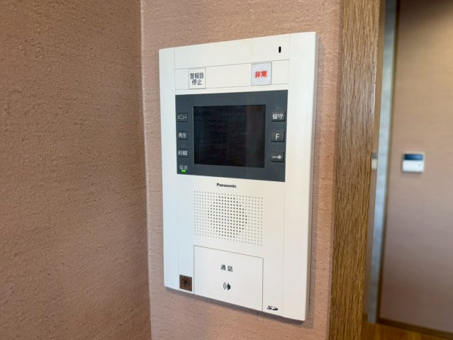 ライオンズマンション千里丘ガーデンシティの設備|【TVモニター付インターホン】来訪者を画面で確認できるTVモニター付インターホン完備。安心・安全な暮らしをサポートする設備です。