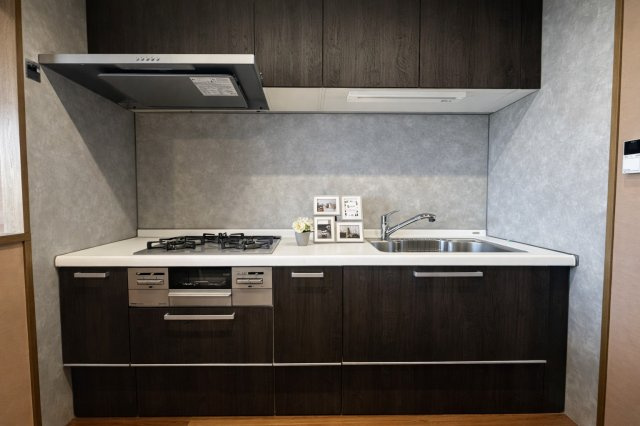 ライオンズマンション千里丘ガーデンシティのキッチン|壁に沿った配置で動線スッキリの壁付キッチン。調理や片付けが効率よく行え、コンパクトながら機能的な設計で暮らしやすさを実感できる空間です