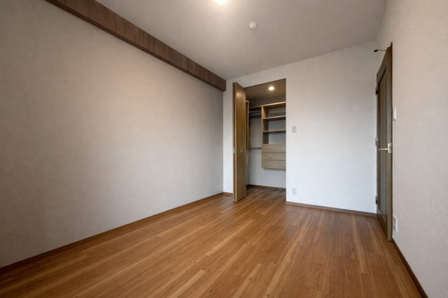 ライオンズマンション千里丘ガーデンシティの洋室|【洋室5.7帖】特別な装飾はなくても、日常の暮らしに合わせて使いやすい洋室。どんなインテリアも馴染むシンプルな空間です。