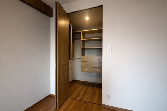 ライオンズマンション千里丘ガーデンシティのその他|【洋室5.7帖】各部屋に収納スペースがあるから、散らかりにくく、整理整頓がラクラク。家族みんなが自分の空間を快適に使える、暮らしやすさ重視の住まいです。
