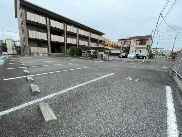 クレールＴＫの駐車場