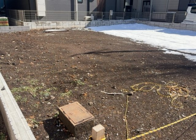 【外観】 | 土地を買う際、住む地域の自治体や福祉の補助制度にも注目してみましょう。子供や老人の医療補助やゴミ出しのルールなど、自治体によってルールに大きな違いがあるため、暮らしやすい土地で判断するとよいでしょう。