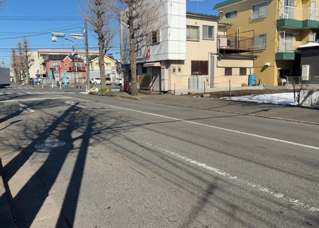 【外観】 | 隣家の土地はどうなっているのか、生活利便施設が近くにあるのか、学校まで近いかなど、お客様のライフスタイルにあわせたイメージが重要です。また、近くにあると困る施設が近くにないかも確認するといいでしょう。