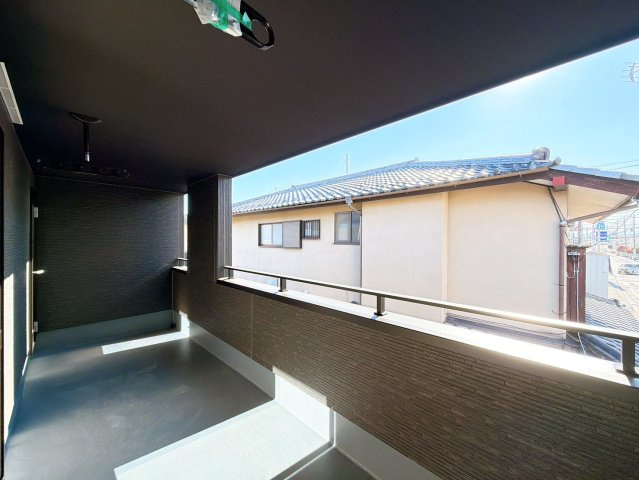 【バルコニー】 | 前橋市南町　GRAFARE | 日当たりの良いバルコニーで毎日の暮らしに明るさとゆとりを。洗濯物もよく乾き、季節の移ろいを感じながら過ごせます。