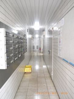 【その他共用部分】 | 清潔感と歓迎感があるエントランスホールとなります。