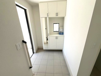 【玄関】 | 【20万円ｷｬｯｼｭﾊﾞｯｸ対象物件】リナージュ生駒郡平群町西宮第2期全2棟1号棟