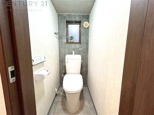 温水洗浄便座付トイレは温水洗浄機能により、暖かい水でおしりを洗浄することができ、冷たい水を使う従来の便座に比べ、温水洗浄機能で暖かいトイレを提供し、快適な使用を可能にします。