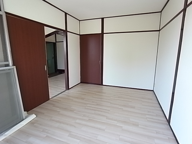 新町ハイツの洋室