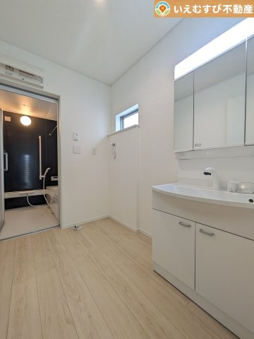 Cradle garden　本庄市児玉町金屋第7の独立洗面台|3面ミラーの後ろは収納スペースを完備
生活感のあるものは隠して、スッキリシンプルな洗面台に！清潔感のある空間♪