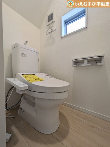 Cradle garden　本庄市児玉町金屋第7のトイレ|シンプルで清潔感のあるトイレ
窓付きで明るく、お掃除しやすいシンプルな空間♪