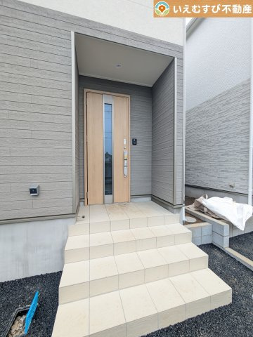 Cradle garden　本庄市児玉町金屋第7のエントランス|落ち着いた色づかいのエントランス
駐車場からアクセスの良いエントランス。雨の日や荷物が多くても安心の動線♪
