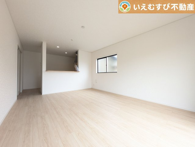 Cradle garden　本庄市児玉町金屋第7の居間・リビング|自然光で満たされる明るく開放感溢れるリビング
たっぷりの採光で明るい空間。家族みんなでくつろげます♪