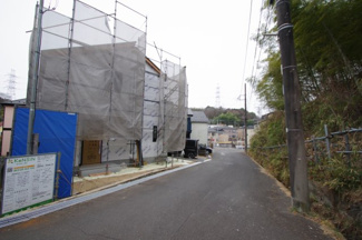【前面道路含む現地写真】 | 令和８年２月７日撮影　建築中