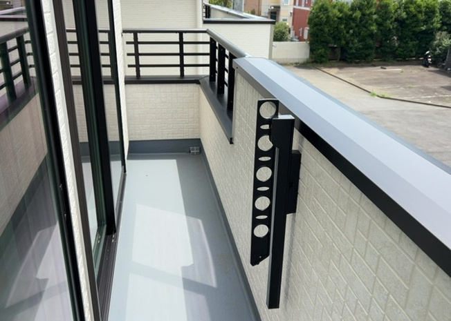 【バルコニー】 | バルコニーは、室外の専用スペースのうち、「屋根がなく開放された空間」であるものを指します。ベランダより広いタイプのものが多く、日当たりもよいため家庭菜園などを楽しみたい人にとって適した環境となります。