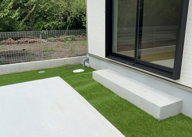 【庭】 | 庭があることでガーデニングや家庭菜園はもちろん、こどもの遊び場やペットを放して遊ぶことができます。また、家の周囲に余裕があるということです。隣地との間があれば、十分な日当たりと、風通しが確保できます。