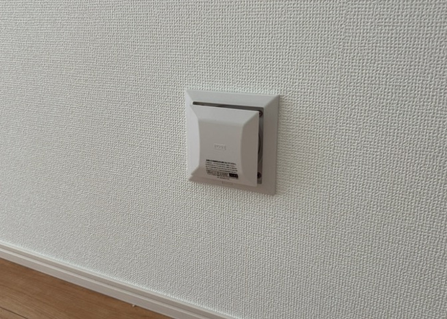 【冷暖房・空調設備】 | 1日中建物内の換気が行われるように設計された仕組みです。気密性の高い住宅は、家に籠った空気でシックハウス症候群になる可能性がありますが、24時間換気システムであれば計画的な換気で対策が可能です。